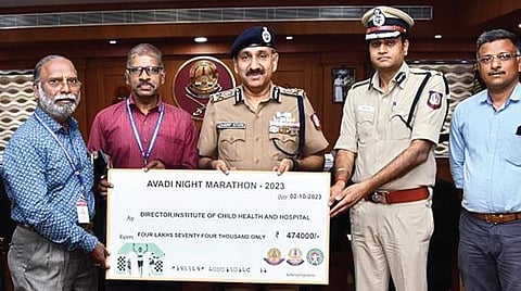 இரவு மாரத்தான் ஓட்டத்தின்போது கிடைத்த பதிவு கட்டணத்தில் ரூ.4 லட்சத்து 74 ஆயிரத்தை குழந்தைகள் நல பாதுகாப்புக்காக எழும்பூர் குழந்தைகள் நல மருத்துவமனைக்கு, காவல் ஆணையர் சந்தீப் ராய் ரத்தோர் வழங்கினார். மருத்துவமனை ஆர்எம்ஓ வெங்கடேசன், மக்கள் தொடர்பு அலுவலர் கங்காதரன் ஆகியோர்  காசோலையை பெற்றுக்கொண்டனர். கூடுதல் காவல் ஆணையர் ஆஸ்ரா கர்க் (வட சென்னை) உடனிருந்தார்.