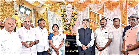 சென்னை ஆளுநர் மாளிகையில் புதிதாக நிறுவப்பட்டுள்ள வள்ளலார் சிலையை நேற்று திறந்து வைத்தார் ஆளுநர் ஆர்.என்.ரவி. உடன், மத்திய இணையமைச்சர் எல்.முருகன், ஆளுநரின் செயலர் கிர்லோஷ் குமார், சென்னை முன்னாள் மேயர் சைதை துரைசாமி, தொழிலதிபர் நல்லி குப்புசாமி, உமன்ஸ் லீக் அறக்கட்டளை நிறுவனர் திவ்யா ஸ்வப்னா ராஜ், காமராஜர் மக்கள் கட்சி தலைவர் தமிழருவி மணியன், வள்ளலாரின் 200-வது ஆண்டு விழாக் குழுத் தலைவர் பிரபாகரன் உள்ளிட்டோர்.