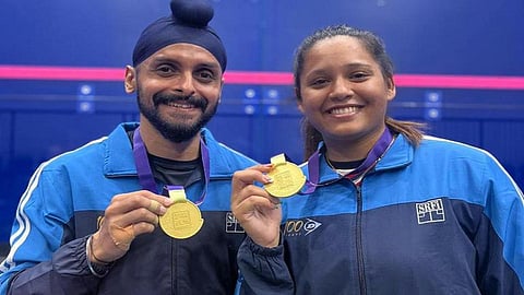 ஆசிய விளையாட்டின் ஸ்குவாஷ் போட்டியில் தங்கப் பதக்கம் வென்ற இந்தியாவின் தீபிகா பல்லிகல், ஹரிந்தர் பால் சிங் சாந்து ஜோடி.