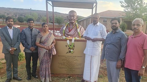 ஜோகன்னஸ்பர்க்கில் உள்ள மகாத்மா காந்தியின் சிலைக்கு தமிழக சட்டசபை சபாநாயகர் அப்பாவு கடந்த வாரம் மலர் தூவி மரியாதை செலுத்தினார்.