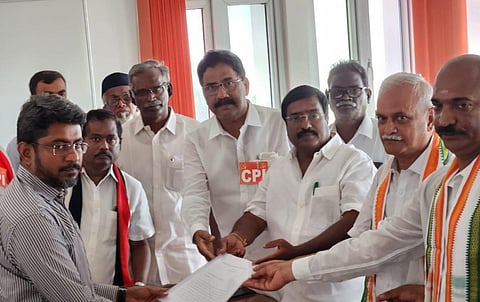 புதுச்சேரியில் காமாட்சியம்மன் கோயிலின் 54,000 சதுர அடி நிலத்தை மீட்கக் கோரி இண்டியா கூட்டணி பேரணி