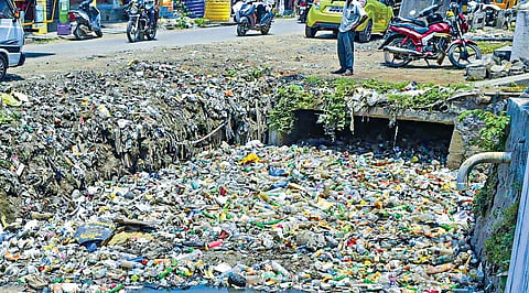 சேலம் கிச்சிப்பாளையம் சாலை கருவாட்டு பாலம் அருகே செல்லும் வெள்ளக்குட்டை ஓடையில் தேங்கி கிடக்கும் பிளாஸ்டிக் கழிவுகள். | படம்: எஸ். குரு பிரசாத்