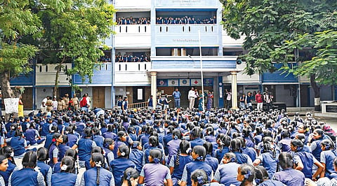 சேலம் கோட்டை அரசு மகளிர் மேல்நிலைப்பள்ளியில் அடிப்படை வசதிகளை மேம்படுத்த வேண்டும், பிரச்சினைகளுக்கு தீர்வு காணாத தலைமை ஆசிரியர் மீது நடவடிக்கை எடுக்க வேண்டும் என்ற கோரிக்கைகளை வலியுறுத்தி மாணவிகள் பள்ளி வளாகத்திற்குள் நேற்று தர்ணா போராட்டத்தில் ஈடுபட்டனர். 	 			  படம்: எஸ். குரு பிரசாத்