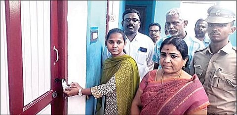 தென்காசி மாவட்டம் கடையத்தில் அனுமதியின்றி செயல்பட்ட தனியார் பல் கிளீனிக்குக்கு `சீல்' வைத்த அதிகாரிகள்.