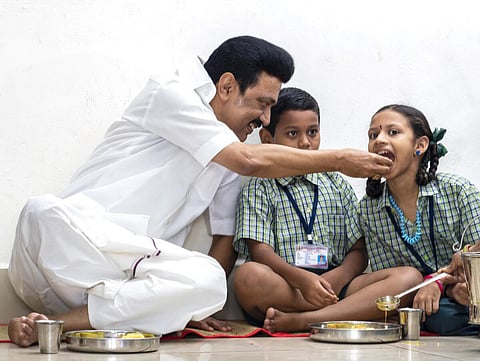 அரசு உதவிபெறும் பள்ளிகளிலும் காலை உணவு திட்டம் அமலாகுமா? - தமிழக அரசு பதில் அளிக்க உயர் நீதிமன்றம் உத்தரவு