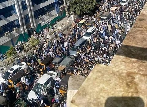 நிலநடுக்கம் காரணமாக ஹெராத் நகரில் போக்குவரத்து நெரிசல்