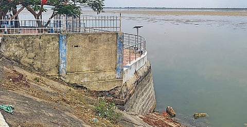 வீராணம் ஏரியில் குறைந்த அளவே தண்ணீர் உள்ளது.