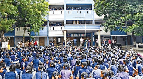 மாணவிகள் போராட்டம் எதிரொலி: சேலம் கோட்டை அரசு மகளிர் பள்ளி தலைமை ஆசிரியர் பணியிட மாற்றம்