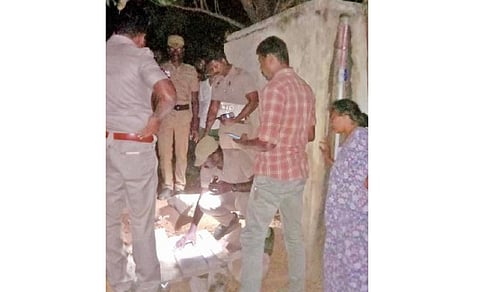 கோவையில் அரசு ஆரம்பப் பள்ளி வளாகத்தில் சிறுவன் உயிரிழந்து கிடந்த தொட்டியை பார்வையிட்டு, விசாரணை நடத்திய போலீஸார்.
