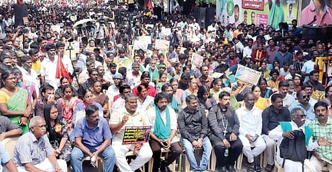 காவிரி நதிநீர் உரிமையை மீட்க கோரி நாம் தமிழர் கட்சி சார்பில் கண்டன ஆர்ப்பாட்டம் கட்சியின் தலைமை ஒருங்கிணைப்பாளர் சீமான் தலைமையில் சென்னை எழும்பூர், ராஜரத்தினம் மைதானம் அருகே நேற்று நடந்தது. படம்: எஸ்.சத்தியசீலன்