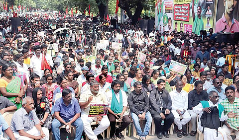 காவிரி நதிநீர் உரிமையை மீட்க கோரி நாம் தமிழர் கட்சி சார்பில் கண்டன ஆர்ப்பாட்டம் கட்சியின் தலைமை ஒருங்கிணைப்பாளர் சீமான் தலைமையில் சென்னை எழும்பூர், ராஜரத்தினம் மைதானம் அருகே நேற்று நடந்தது. படம்: எஸ்.சத்தியசீலன்