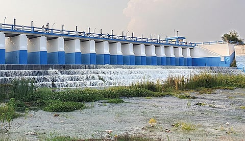 சென்னை புறநகர் பகுதிகளில் தொடர்ந்து பெய்து வரும் மழை காரணமாக செம்பரம்பாக்கம் ஏரிக்கு நீர்வரத்து அதிகரித்துள்ளது. இதனால் ஏரியின் முழு கொள்ளளவான 23 அடியில் 22 அடி அளவுக்கு நீர் நிரம்பியதால் முன்னெச்சரிக்கை நடவடிக்கையாக அணையில் இருந்து நீர் நேற்று திறக்கப்பட்டது. படம்: எம்.முத்துகணேஷ்