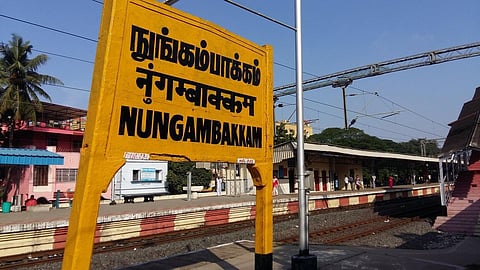டிக்கெட் எடுக்காமல் பயணம் செய்ததாக புகார்; பெண் பயணி - பெண் டிக்கெட் பரிசோதகர் மோதல்: ரயில்வே போலீஸார் வழக்குப்பதிவு
