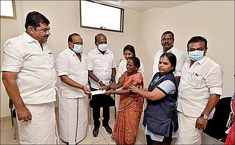 அத்திப்பள்ளி பட்டாசுக் கடை விபத்து வழக்கில் 2 பேர் கைது; உயிரிழந்தோர் எண்ணிக்கை 14-ஆக உயர்வு: தமிழக அமைச்சர்கள் அஞ்சலி