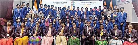 ரஷ்யாவுக்கு சுற்றுப்பயணம் மேற்கொண்ட அரசுப் பள்ளி மாணவர்கள் இந்திய தூதரகம் சார்பில் கவுரவிக்கப்பட்டனர். இதில் மூத்த விஞ்ஞானி ஏ.சிவதாணுப் பிள்ளை, இஸ்ரோ விஞ்ஞானி டி.கோகுல், அகத்தியம் அறக்கட்டளை நிர்வாகி பாலமுருகன், இந்திய ரஷ்ய தொழில் வர்த்தக சபை செயலாளர் பி.தங்கப்பன்  மற்றும் தூதரக அதிகாரிகள், பள்ளி மாணவர்கள், ஆசிரியர்கள் உள்ளனர்.