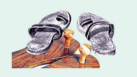 அற்றைத் திங்கள் - 2: செருப்பென்றால் இழிவா?