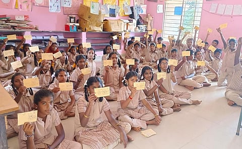 மதுரையில் இன்று  உலக அஞ்சல் தினத்தை முன்னிட்டு எல்கேபி நகர் அரசு நடுநிலைப்பள்ளி மாணவர்களுக்கு தபால் அட்டையில் கடிதம் எழுதும் பயிற்சி அளிக்கப்பட்டது.