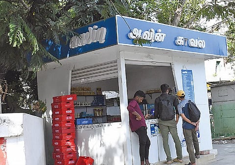 கோவை காந்திபுரம் காவலர் குடியிருப்பு அருகே அமைக்கப்பட்டுள்ள நேரடி ஆவின் பாலகம். படம்: ஜெ.மனோகரன்