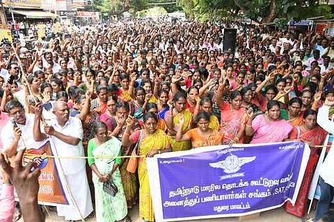மதுரை அண்ணாநகரில் இன்று  தமிழ்நாடு மாநில தொடக்க கூட்டுறவு வங்கி அனைத்துப் பணியாளர்கள் சங்கம் சார்பில் நடந்த ஆர்ப்பாட்டத்தில் பங்கேற்றோர். | படம்: எஸ்.கிருஷ்ணமூர்த்தி.