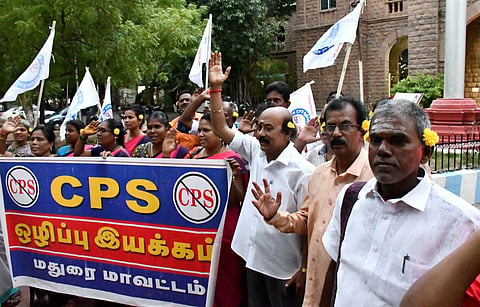 மதுரையில் காதில் பூ வைத்து நூதனமான முறையில் சிபிஎஸ் ஒழிப்பு இயக்கத்தினர் போராட்டம்