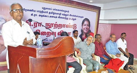மறைந்த எழுத்தாளர் கி.ராஜநாராயணன் நூற்றாண்டு நிறைவு விழாவில் பேசுகிறார் பேராசிரியர் பஞ்சாங்கம். அருகில் கரிசல் விருது பெற்ற  பேராசிரியர் கவிஞர் பழமலய் உள்ளிட்டோர் உள்ளனர்.