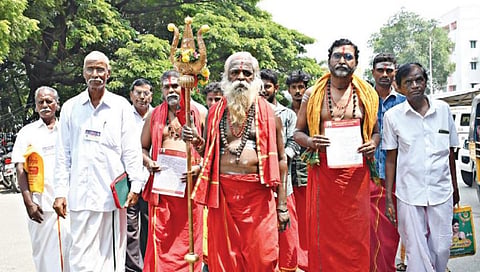 சேலம் கோட்டை பெரிய மாரியம்மன் கோயில் கும்பாபிஷேகத்தினை, தமிழில் மந்திரங்கள் ஓதி நடத்த வலியுறுத்தி, சேலம் ஆட்சியர் அலுவலகத்தில் மனு அளிக்க வந்த  தமிழ்க் குடமுழுக்கு கூட்டியக்கத்தினர்.  						     படம்: எஸ்.குரு பிரசாத்