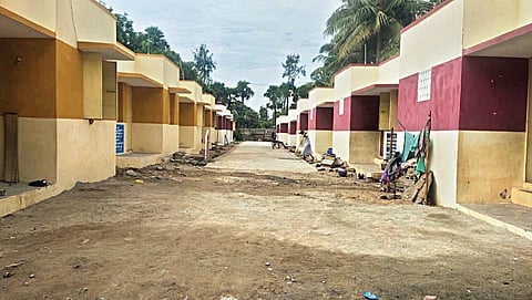 வாயலூர் ஊராட்சி இருளர் குடியிருப்பு பகுதியில் கட்டுமான பணிகள் நிறைவடைந்து, வண்ணம் பூசி தயார் நிலையில் உள்ள குடியிருப்புகள்.
