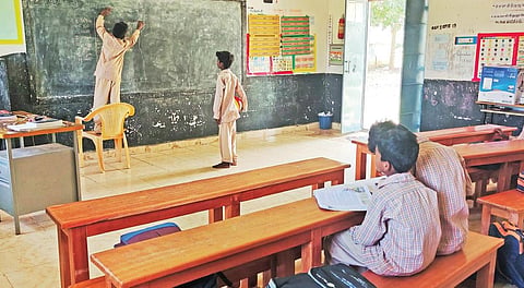 ஆசிரியர்கள் இல்லாததால், மாணவர்களே கரும்பலகையில் எழுதி பாடம் படிக்கும் அவலம்.