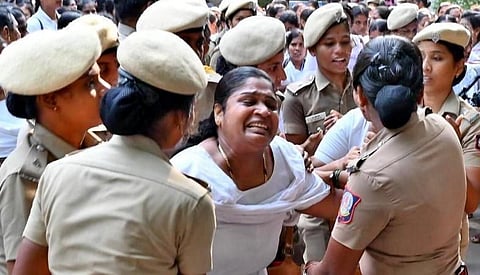 பணி நிரந்தரம் உள்ளிட்ட கோரிக்கைகளை வலியுறுத்தி சென்னை டிஎம்எஸ் வளாகத்தில் போராட்டத்தில் ஈடுபட்ட செவிலியர்களை காவல் துறையினர் கைது செய்தனர் | படங்கள்: ம.பிரபு