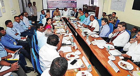 மதுரை விமான நிலைய ஆலோசனைக்குழு கூட்டம் அதன் தலைவர் மாணிக்கம் தாகூர் எம்.பி, இணைத் தலைவர் சு.வெங்கடேசன் எம்.பி. தலைமையில் நடைபெற்றது.