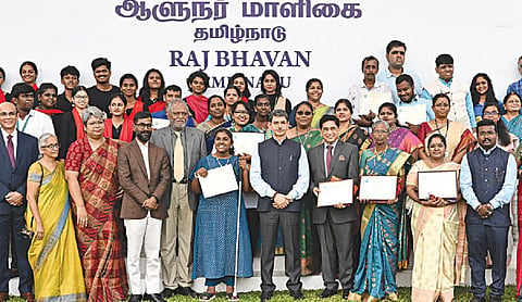 சென்னை கிண்டி ராஜ்பவனில் உள்ள பாரதியார் மண்டபத்தில் ‘எண்ணித் துணிக’ தொடர் நிகழ்ச்சியின் 11-ம் பகுதி நேற்று நடைபெற்றது. இதில், மனநல ஆரோக்கிய ஆளுமைகளுடன் ஆளுநர் ஆர்.என்.ரவி கலந்துரையாடி அவர்களைப் பாராட்டி கவுரவித்தார்.