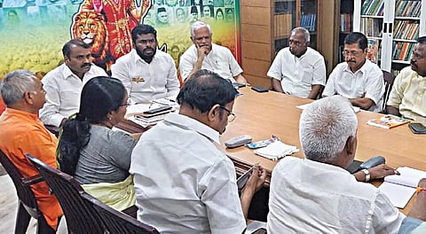சென்னை தியாகராய நகரில் உள்ள தமிழக பாஜக தலைமையகத்தில் கட்சியின் தேசிய அமைப்பு பொதுச் செயலாளர் பி.எல்.சந்தோஷ் தலைமையில் மையக் குழு கூட்டம் நேற்று நடந்தது. இதில் தமிழக பாஜக தலைவர் அண்ணாமலை, மத்திய இணையமைச்சர் எல்.முருகன், மத்திய முன்னாள் இணையமைச்சர் பொன்.ராதாகிருஷ்ணன், வானதி சீனிவாசன் எம்எல்ஏ உள்ளிட்டோர் பங்கேற்றனர்.