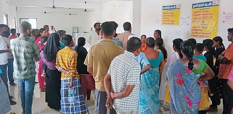 காங்கயத்தில் நேற்று நிதி நிறுவனத்தை முற்றுகையிட்ட பொதுமக்கள்.