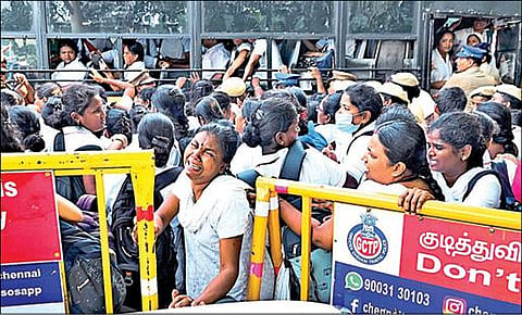 பணி நிரந்தரம், நோயாளிகள் எண்ணிக்கைக்கு ஏற்ப செவிலியர் பணியிடங்களை உருவாக்க வேண்டும் என்பது உள்ளிட்ட 11 கோரிக்கைகளை வலியுறுத்தி, சென்னை டிஎம்எஸ் வளாகத்தில் போராட்டத்தில் ஈடுபட்ட எம்ஆர்பி செவிலியர்களை போலீஸார் நேற்று வலுக்கட்டாயமாக கைது செய்தனர்.படங்கள்: ம.பிரபு