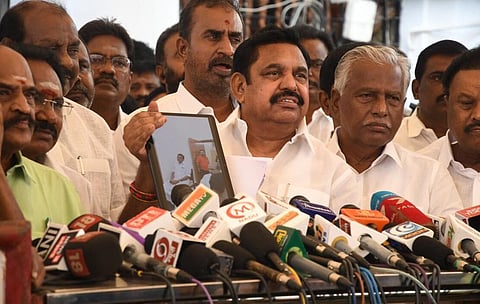 சட்டப்பேரவை வளாகத்தில் செய்தியாளர்களைச் சந்தித்த எதிர்க்கட்சித் தலைவர் எடப்பாடி பழனிசாமி | படம்: எஸ்.ஆர்.ரகுநாதன்