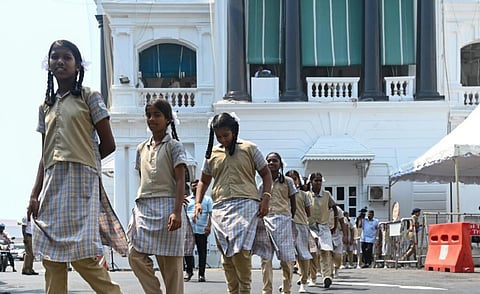 சட்டப்பேரவைக் கூட்டத் தொடரை காண வந்த பள்ளி மாணவர்கள். | படம்: எஸ்.சத்தியசீலன்