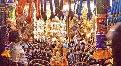 தசரா வேடப்பொருட்கள் விற்பனை விறுவிறுப்பு: 10% விலை உயர்வு @ குலசேகரன்பட்டினம்