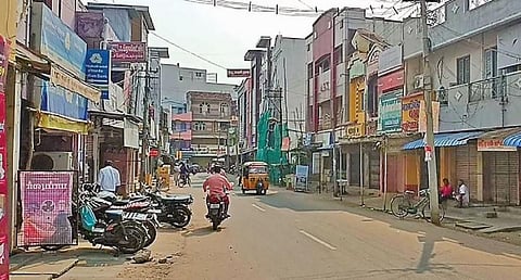 காட்டுமன்னார்கோவிலில் கடைகள் அடைக்கப்பட்டுள்ளன.﻿﻿