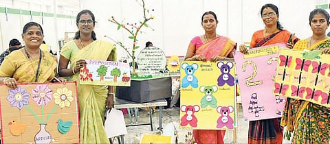 ம்துரை தமுக்கம் மைதானத்தில் புத்தகத் திருவிழா இன்று தொடங்குகிறது. இதில் பள்ளி, கல்வித் துறையின் சார்பில் அமைக்கப்படும் எண்ணும், எழுத்தும் அரங்கில் குழந்தைகளை கவர விழிப்புணர்வு வாசகங்களை வரைந்துள்ள ஆசிரியர்கள். படம்: எஸ்.கிருஷ்ணமூர்த்தி