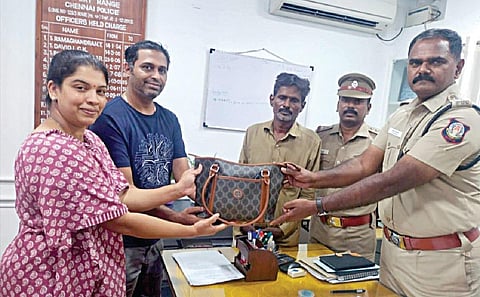 ஆட்டோவில் தவறவிட்ட ஒரு லட்சம் ரூபாயை போலீஸில் ஒப்படைத்த ஓட்டுநருக்கு பாராட்டு