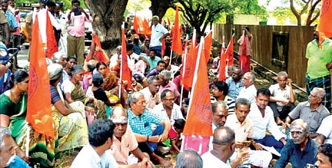 ஸ்ரீவில்லிபுத்தூர் மேகமலை புலிகள் காப்பக துணை இயக்குநர் அலுவலகம் முன் தர்ணாவில் ஈடுபட்ட மக்கள்.