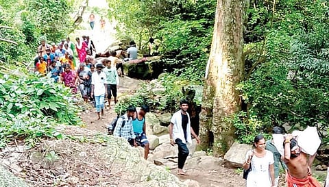 சதுரகிரியில் சுந்தர மகாலிங்கம் கோயிலில் புரட்டாசி பிரதோஷ வழிபாட்டுக்காக மலையேறி சென்ற பக்தர்கள்.