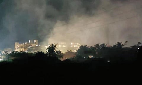 சிப்காட் தொழிற்சாலையில் வெளியேறிய கரும் புகை.