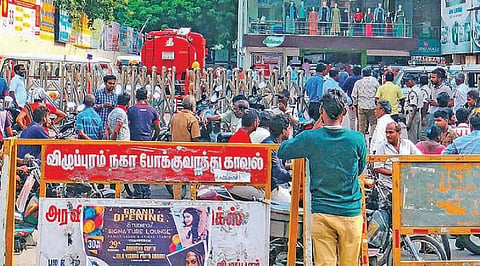 விழுப்புரத்தில் உள்ள ஒரு வணிக வளாகத்துக்கு  வெடிகுண்டு மிரட்டல் விடுக்கப்பட்டதால் அந்த வளாகம்   பரபரப்புடன் காணப்பட்டது.