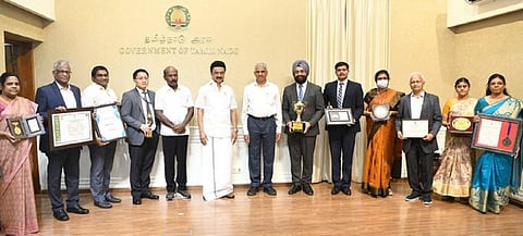 சுகாதாரத் துறைக்கு விருதுகள்: முதல்வரிடம் அமைச்சர் வாழ்த்து