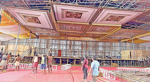 முன்னாள் முதல்வர் கருணாநிதி நூற்றாண்டு விழாவை முன்னிட்டு, திமுக மகளிர் அணி சார்பில் ‘மகளிர் உரிமை மாநாடு’, சென்னை நந்தனம் ஒய்எம்சிஏ மைதானத்தில் நாளை நடைபெற உள்ளது. இந்த மாநாட்டுக்கான பந்தல் பணிகள் முழுவீச்சில் நடந்து வருகின்றன. படம்: ம.பிரபு