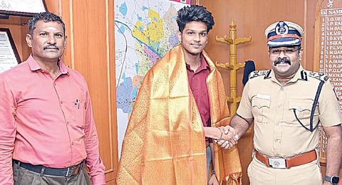 செயலி கண்டறிந்த மாணவ குழுவில் இடம் பெற்ற மாணவர் பாலாபிரதீப்பை தென்மண்டல ஐஜி நரேந்திரன் நாயர் பாராட்டினார். அருகில் மாணவரின் தந்தை ரமேஷ்.