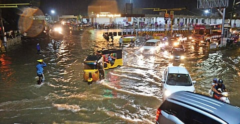 பெரியார் பேருந்து நிலையப் பகுதியில் வாகனங்களை மூழ்கடிக்கும் அளவுக்கு சென்ற மழைநீர். படம்: எஸ்.கிருஷ்ணமூர்த்தி
