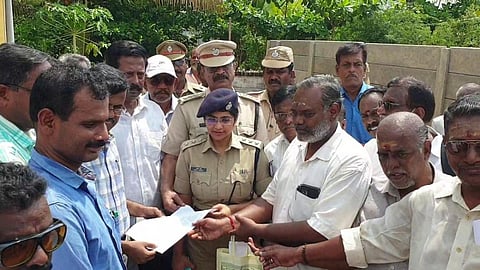 காமாட்சியம்மன் கோயில் நிலத்தின் போலி கிரய பத்திரம் ரத்து- கோயில் நிர்வாகத்திடம் 64 ஆயிரம் சதுர அடி நிலம் ஒப்படைப்பு