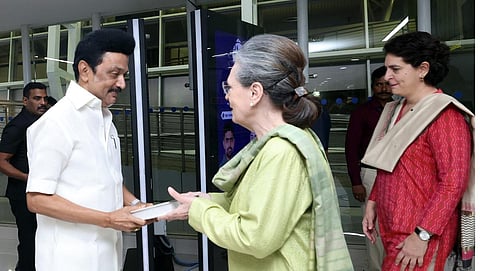 சென்னை வந்த சோனியா காந்தி மற்றும் பிரியங்கா காந்தியை விமான நிலையத்தில் வரவேற்ற முதல்வர் ஸ்டாலின்